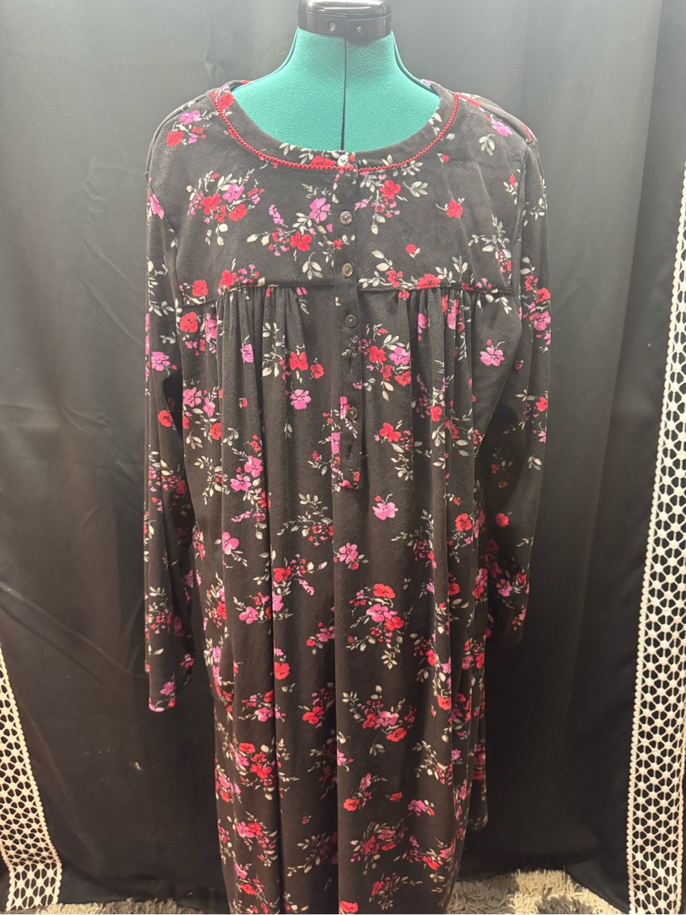 Black Floral Long-Sleeve Women's Nightgown - Red & Pink Floral Print
